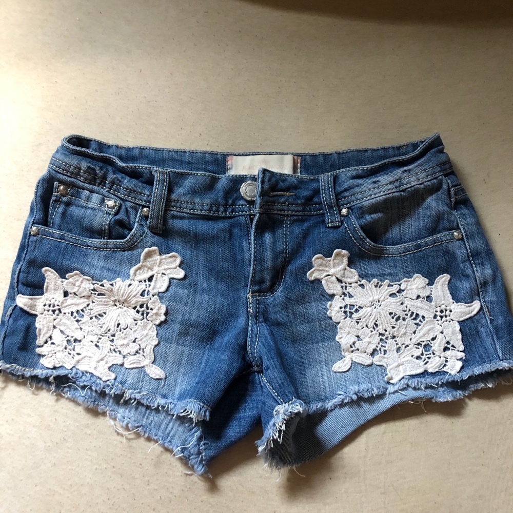 Jean shorts with embroidery